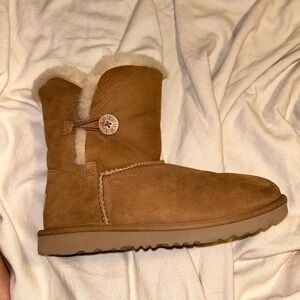 UGG Bailey Button II Boot (Big Kids)